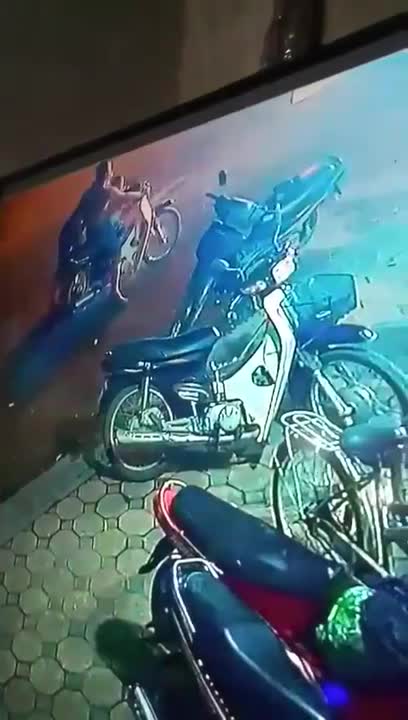 Ô tô phóng nhanh như gió, cuốn bay người phụ nữ ven đường