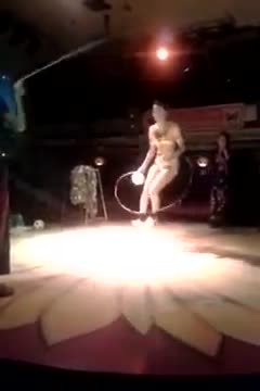 Cô gái vừa nhảy dây vừa tâng bóng