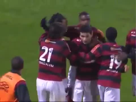 Ronaldinho ghi bàn từ chấm phạt góc