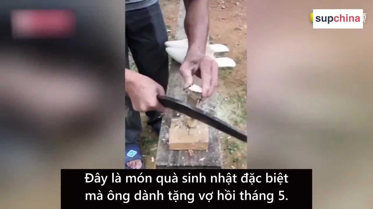 Người chồng Trung Quốc đóng giày 'Chanel' từ gỗ tre để tặng vợ