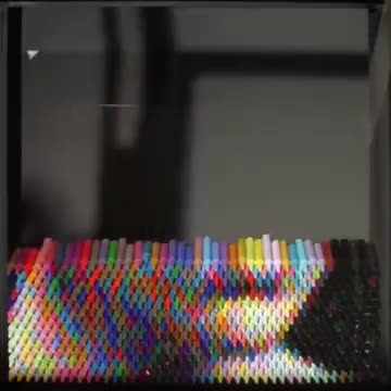 Nghệ sĩ xếp bút xáp thành bức chân dung pixelate