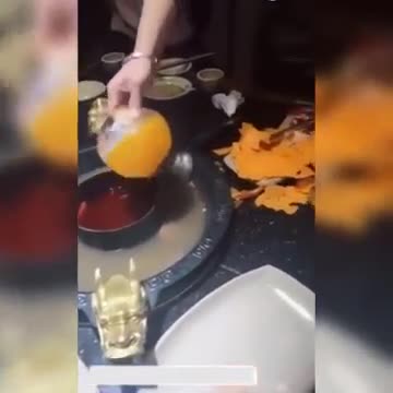 Tuyệt chiêu hớt váng mỡ khỏi nồi lẩu