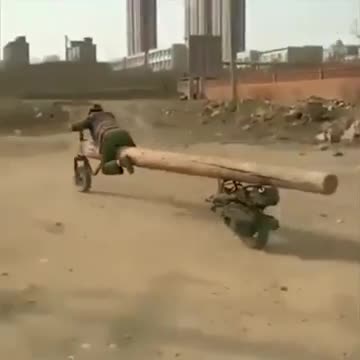 Môtô tự chế từ thân cây to dài, chở cả đoàn người