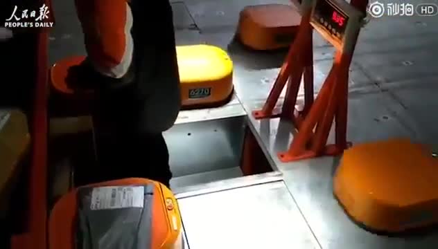Đoàn quân robot xếp hàng thoăn thoắt trong nhà kho Trung Quốc
