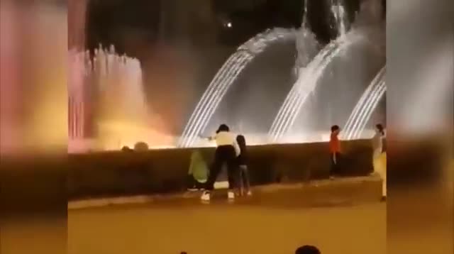 Cạn lời với nhạc trưởng chỉ huy dàn nhạc nước