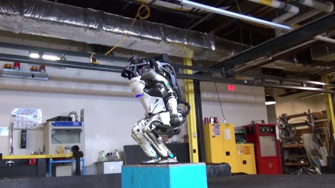 Robot biết lộn santo như người thật