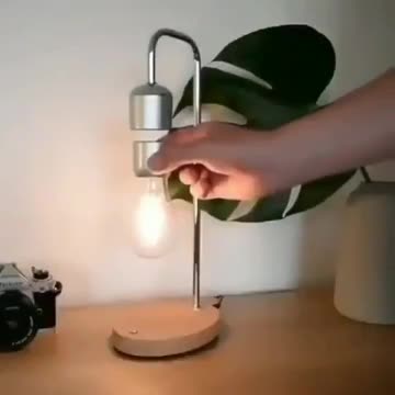 Bóng đèn 'lơ lửng' độc lạ có thể chiếu sáng 22 năm