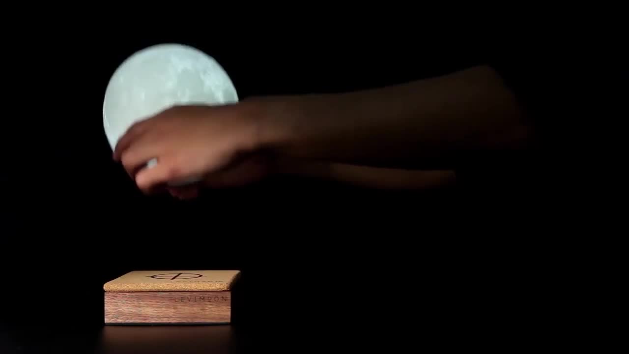 Bóng đèn hình mặt trăng có thể lơ lửng