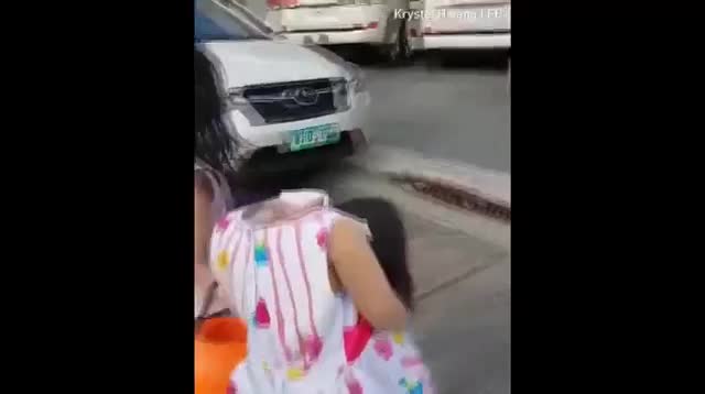 Cô bé hóa trang thành ma không đầu