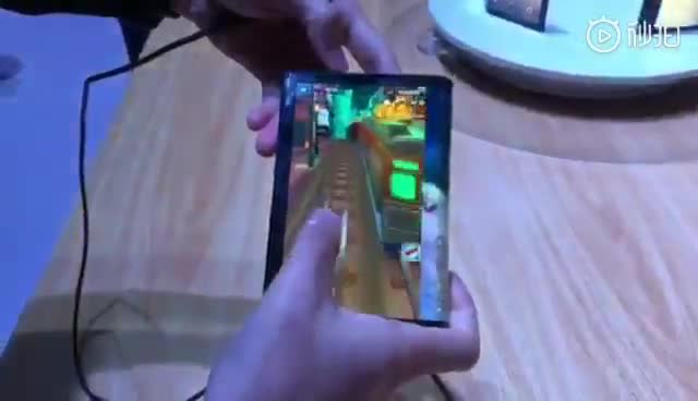 Smartphone màn hình gập đầu tiên thế giới
