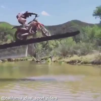 Đã tìm ra nhà vô địch đi moto trên cầu bập bênh