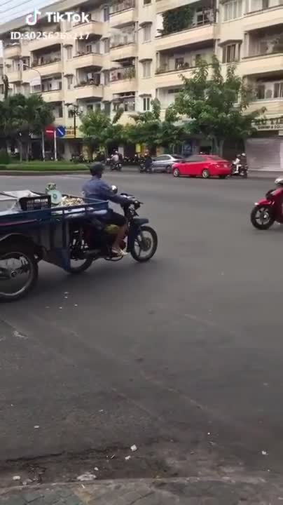 Nam thanh niên bán trái cây bốc đầu xe ba gác
