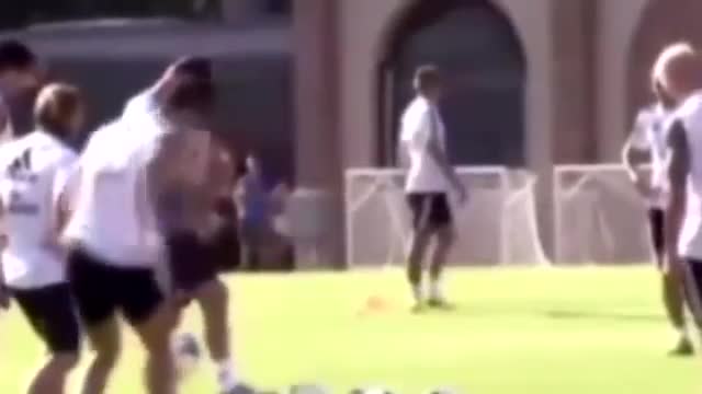 Ronaldo tái hiện kỹ thuật lắc bóng quanh tay của Ronaldinho