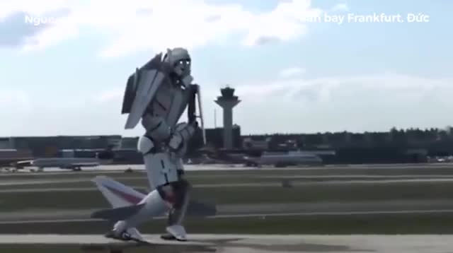 Máy bay Boeing biến thành robot ngay tại sân bay nhờ vào kỹ xảo