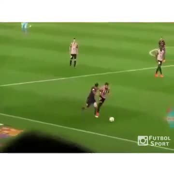 Pha solo của Messi với góc quay từ khán đài