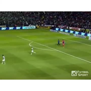 Ronaldinho cướp bóng của thủ môn đầy mưu mẹo