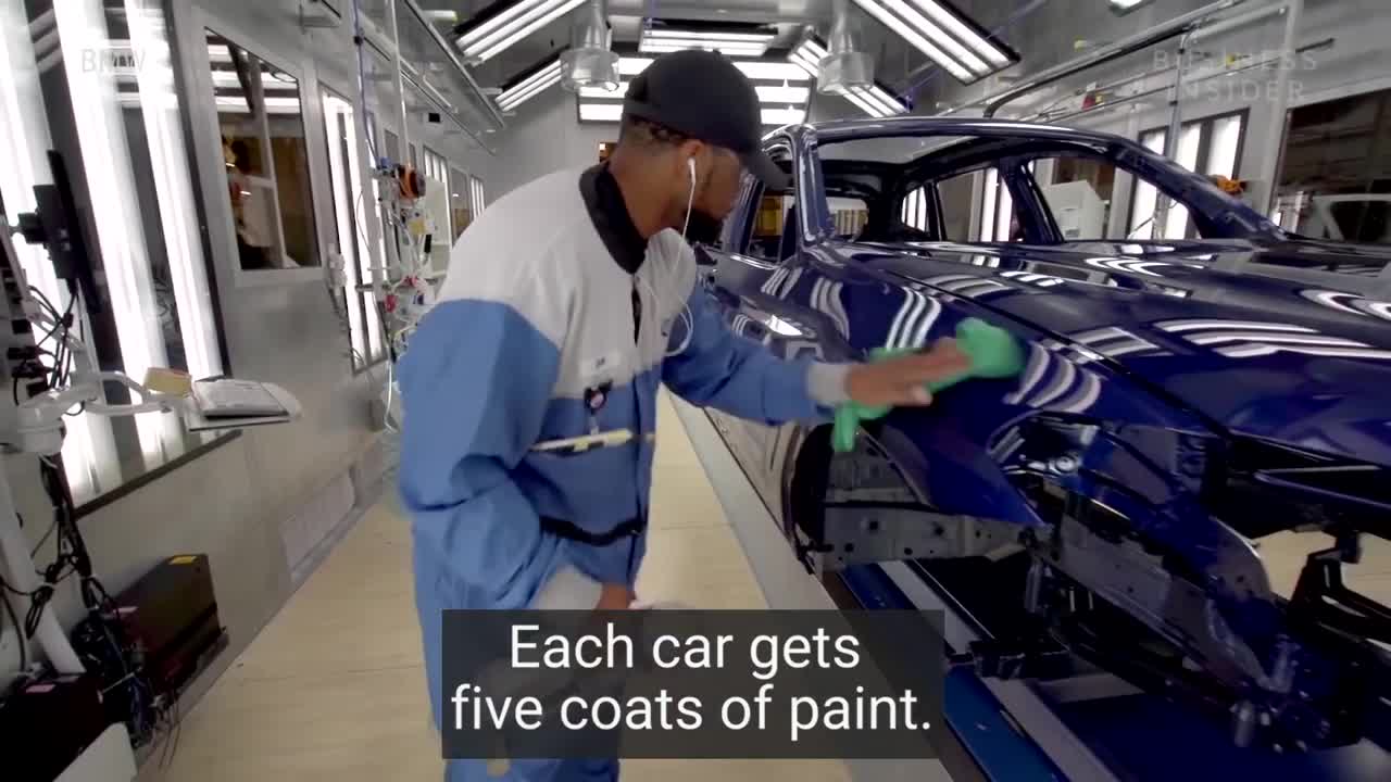 Robot sản xuất trong nhà máy của BMW