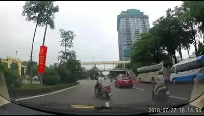 Say rượu ngủ gục trên xe máy vẫn tham gia giao thông