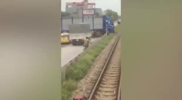 Tàu hỏa phải dừng lại nhường đường khi xe tải cố vượt đường ray