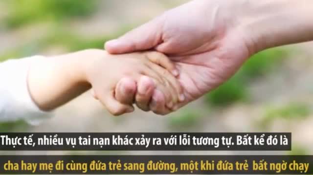 Lý do bố mẹ không nên nắm bàn tay trẻ khi qua đường