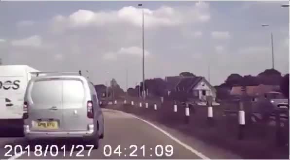 Vượt ẩu, thiếu quan sát biển báo, xe ô tô 'cất cánh'