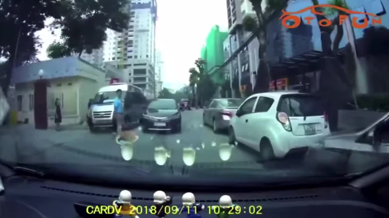 Đừng đùa với người đi bộ! 