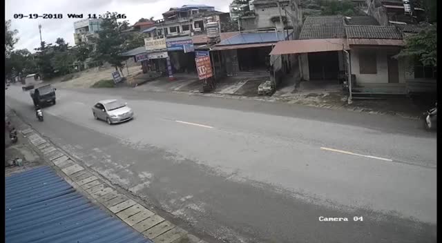 Ôtô dừng đột ngột bị xe tải tông nát đuôi