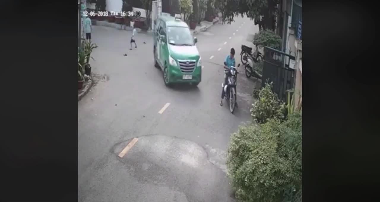 Một pha lùi xe rợn người