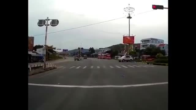 Tổng hợp những pha vượt ẩu kinh hoàng của xe khách