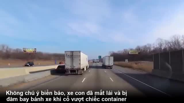 Vượt ẩu trên quốc lộ, ô tô 4 chỗ lao thẳng vào xe container