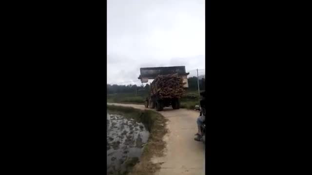 Cười ra nước mắt cảnh máy cày dỡ cả cổng làng chở đi