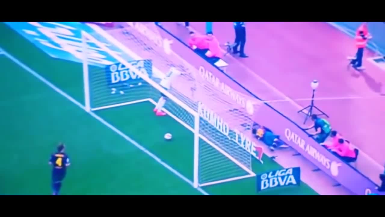 Messi trượt chân ngã khi ăn mừng bàn thắng thứ 400