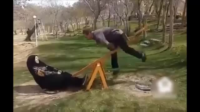Khi chơi với đứa bạn mập cũng 'mệt mỏi' lắm