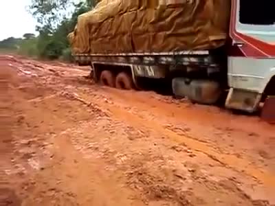 Xe tải vượt vũng lầy