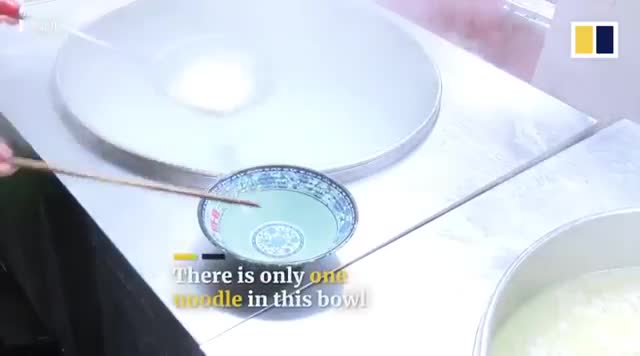 Xem siêu đầu bếp nhảy múa cuồng nhiệt với một sợi mỳ