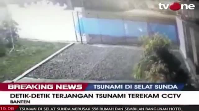 Hãi hùng cảnh sóng thần phá tung cổng, cuốn người ở Indonesia
