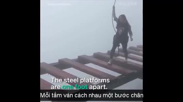 Thót tim nhảy qua cây cầu đứt đoạn, sảy chân là rơi xuống vực
