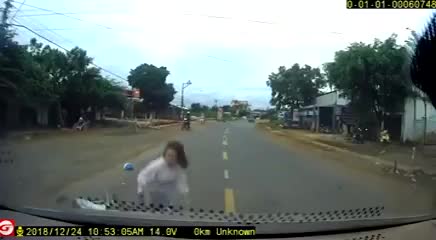 Cô gái sang đường ẩu bị ôtô tông văng khỏi xe máy