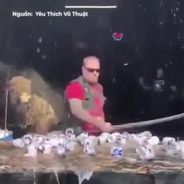 Võ sư chém gần 30 lon nước ngọt chỉ với 1 nhát kiếm
