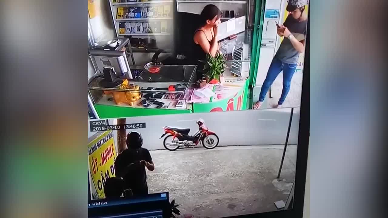 Tên cướp bị người đẹp tóm gọn vì xe máy 'phản chủ'