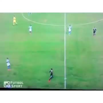 Pha chuyền bóng cho đồng đội theo phong cách Boomerang