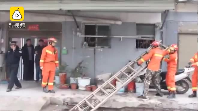 Hố tử thần nuốt xe trộn bê tông ở Trung Quốc
