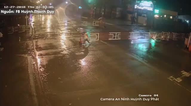 Xe máy tông thẳng vào rào chắn tàu hỏa, văng hàng chục mét trên đường