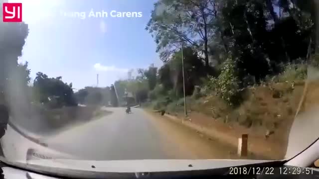 Ôm cua tốc độ cao, 'phượt thủ' lao thẳng vào gầm ôtô