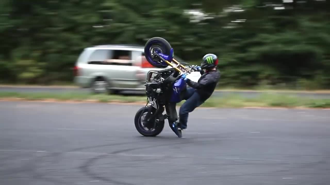 Biểu diễn kỹ năng lái moto siêu hạng