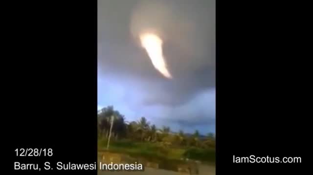 Cầu lửa bốc cháy dữ dội trên bầu trời Indonesia