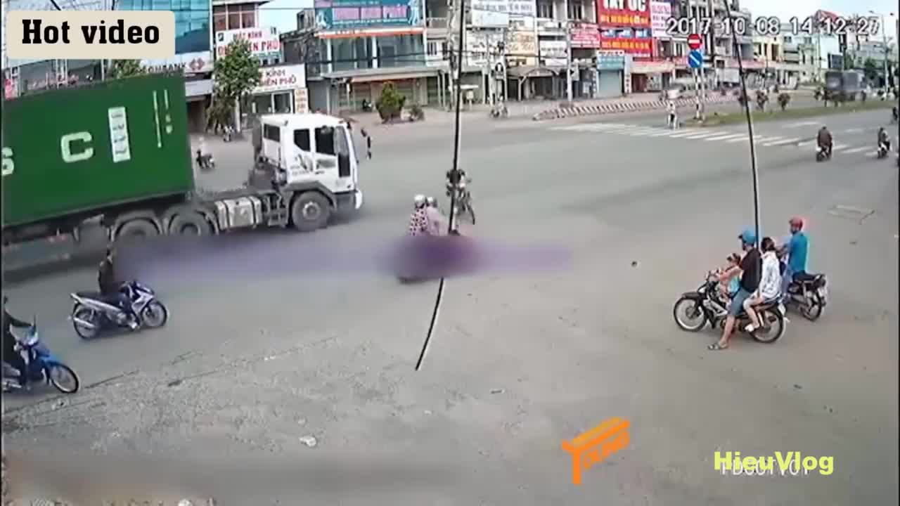 Những xe máy phóng nhanh, sang đường kiểu tự sát