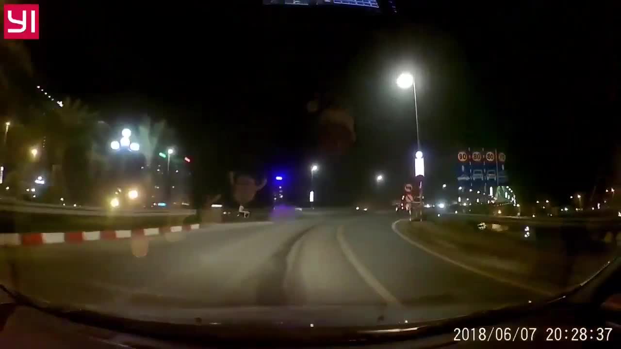 Phóng nhanh trên làn dành cho ô tô, xe máy đâm thẳng đuôi xe tải