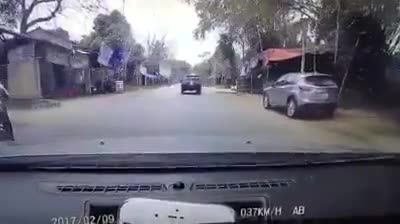 Cảnh báo nguy hiểm khi xe đạp điện tạt đầu ô tô, qua đường bất ngờ