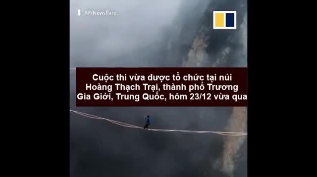 Thót tim cuộc thi 'đi bộ trên bầu trời' cách mặt đất hơn 1km